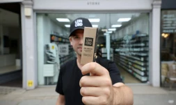 Joe Oliver, co-fondateur et patron de LDN CBD, devant son magasin Chelsea Health à Londres, le 16 août 2021