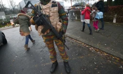 Un soldat belge devant l'entrée d'une école qui a rouvert ses portes, le 25 novembre 2015 à Bruxelles