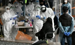 Des membres du personnel médical testent des personnes au Covid-10, le 10 mars 2020 à Séoul, en Corée du Sud