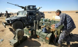 Un policier irakien prépare armes et munitions sur la base militaire de Qayyarah, à 60 kilometres de Mosoul le 16 octobre 2016