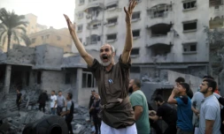 Un Palestinien lÚve les bras en criant aprÚs une frappe israélienne à Khan YounÚs dans le sud de la bande de Gaza, le 14 octobre 2023