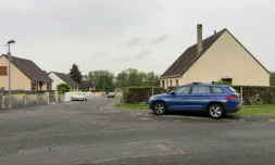 Image tirée d'une vidéo de l'AFP montrant une voiture de gendarmerie garée dans une rue de Fère-en-Tardenois où une collégienne de 14 ans a été tuée à l'arme blanche, le 6 mai 2026 dans l'Aisne