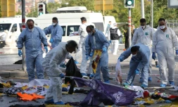Des membres de la police scientifique recueillent des indices après un attentat suicide devant la gare d'Ankara, le 10 octobre 2015 en Turquie