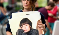 Une femme porte le portrait de Marie Trintignant lors d'une manifestation devant le Zenith à Paris où se produit Bertrand Cantat, le 7 juin 2018