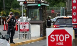 Un policier à l'entrée de la base militaire de Pearl Harbor, le 4 décembre 2019 à Hawaï
