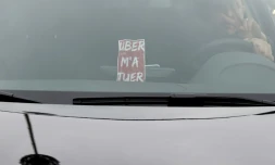 Des chauffeurs travaillant pour Uber manifestent contre les baisses de prix imposées par la plate-forme de réservation place de la Porte Maillot à Paris le 18 décembre 2015