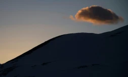 Quatre randonneurs sont morts dans les Alpes suisses et cinq autres ont été hospitalisés dans un état grave aprÚs avoir été contraints de passer la nuit de dimanche à lundi à plus de 3.200 m d'altitude, a annoncé la police du canton du Valais (sud)