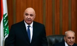 Le président libanais nouvellement élu, Joseph Aoun (à gauche), se tient à côté du président du Parlement, Nabih Berri, alors qu'il prononce un discours au Parlement à Beyrouth, le 9 janvier 2025