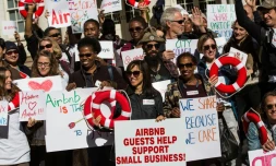 Des personnes manifestent en soutien Ă la plateforme Airbnb Ă New York, oĂč la municipalitĂ© a restreint le droit de propriĂ©taires Ă louer leur logement moins de 30 jours