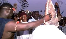 Le président sénégalais Abdoulaye Wade (au centre) durant la pose de la premiÚre pierre du Musée des civilisations noires, le 18 juillet 2003 à Dakar
