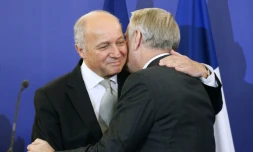 Le désormais ex-ministre des Affaires étrangÚres, Laurent Fabius, félicitant son successeur, Jean-marc Ayrault, à Paris, le 12 février 2016