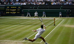 Le Serbe Novak Djokovic (au premier plan) lors de la dernière finale messieurs de Wimbledon qu'il a remportée face au Suisse Roger Federer le 14 juillet 2019 à Londres. 