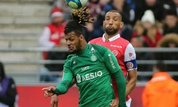 L'attaquant de Saint-Etienne, Lois Diony (g), à la lutte avec le défenseur franco-marocain de Reims, Yunis Abdelhamid, lors du match de Ligue 1 à Reims, le 8 décembre 2019