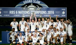 Le XV de la Rose vainqueur du Grand Chelem à l'issue du match contre la France dans le Tournoi des six nations, le 19 mars 2016 à Saint-Denis