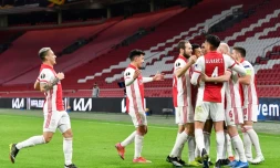 Le milieu de terrain de l'Ajax Amsterdam, Davy Klaassen (2e d), est félicité par ses coéquipiers après avoir ouvert le score contre Lille, lors du 16e de finale retour de la Ligue Europa, le 25 février à Amsterdam