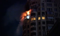 Un Incendie dans un immeuble d'habitation aprÚs une attaque aérienne russe à Kiev, tÎt le 3 février 2026, en Ukraine