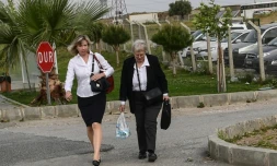 Norine Brunson (g) arrive pour assister au procÚs de son époux, le pasteur américain Andrew Brunson, le 16 avril à Aliag, en Turquie