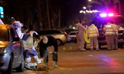 Les enquĂȘteurs israĂ©liens sur les lieux de l'attaque de Hadera, dans le nord d'IsraĂ«l, le 27 mars 2022