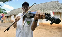 Le luthier Hildeberto Oreyai joue du violon devant sa maison Ă UrubichĂĄ, en Bolivie, le 22 avril 2024