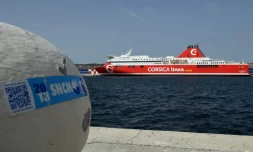 Le ferry "Jean Nicoli" aux couleurs de la "Corsica-Linea" à Marseille le 6 avril 2016. "Le navire (...) avait terminé ses opérations de débarquement, lorsque ce qui semble être une explosion sous-marine a secoué le bâtiment", selon le Grand port maritime de Marseille