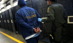 Un prisonnier et un gardien dans le "couloir de la mort" de la prison californienne de San Quentin le 15 août 2016