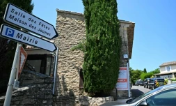 Un panneau indique la direction de la salle des fêtes de Goult, dans le département du Vaucluse, le site d'une fusillade mortelle lors d'une fête de mariage, le 22 juin 2025