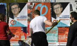 Des militants de "La France Insoumise" collent des affiches de leur candidat, Jean-Luc Mélenchon, le 7 avril à Rennes