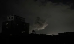 Une capture d'écran d'une vidéo de l'AFPTV montre une colonne de fumée au dessus de Sanaa, le 15 mars 2025