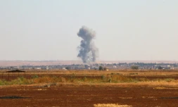 Une colonne de fumée s'élève des faubourgs de Marea, près d'Alep, dans le nord de la Syrie, pendant des affrontements entre des rebelles et le groupe Etat islamique, le 1er septembre 2015 