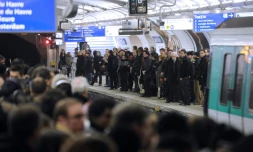 Des passagers attendent une rame sur un quai bondé de la station Saint-Lazare, le 7 décembre 2010 à Paris