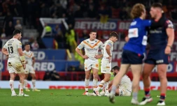 La déception des Dragons catalans à l'issue de leur défaite face aux Anglais de St Helens en finale de la Super League à Old Trafford, le 9 octobre 2021