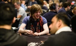 Le joueur de poker britannique Charlie Caroll lors d'un tournoi au casino Grosvenor Victoria Ă Londres, le 26 novembre 2015