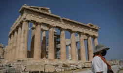 Un employé de l'Acropole, à Athènes, le 18 mai 2020, jour de la réouverture du site après deux mois de fermeture à cause de l'épidémie de Covid-19