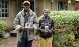 Moses Muyela et Josephine Ngoya, les parents d'Erastus Mundia, montrent des photos de leur fils, chez eux à Nabemo, au Kenya, le 27 février 2026