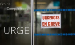 La porte des urgences du CHU de Brest avec un panneau "Urgences en grève", le 22 août 2024