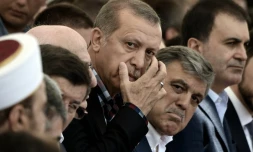 Le président turc Erdogan (c) lors des funérailles d'une victime du putsch, le 17 juillet 2016 à Istanbul