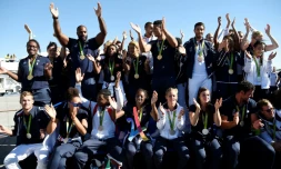 Teddy Riner et d'autres médaillés des Jeux de Rio à leur arrivée à l'aéroport Roissy-Charles-De-Gaulle, le 23 août 2016 