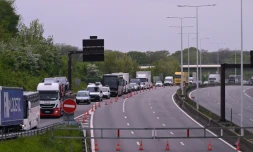 Vue d'une partie de l'autoroute A13 fermée à Versailles, à l'ouest de Paris, le 19 avril 2024