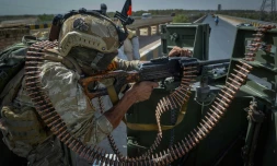 Une sentinelle monte la garde devant les locaux de la Mission de l'ONU en Afghanistan à Guzara, près de Hérat, le 31 juillet 2021