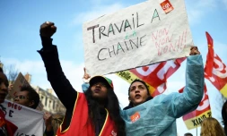 Des employées des Ehpad manifestent mardi 30 janvier 2018 à Marseille portant des pancartes avec un slogan "non au travail à la chaßne"