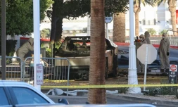 Les enquêteurs prennent une photo du véhicule Tesla qui a explosé devant l'hôtel Trump de Las Vegas, le 1er janvier 2025