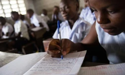 Une élève dans une salle de classe le 7 septembre 2016 à Kinshasa