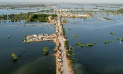 Vue aérienne de tentes improvisées pour des personnes déplacées par les inondations à Sohbatpur, le 4 septembre 2022 dans la province du Baloutchistan, au Pakistan 

