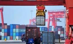 Des conteneurs au port de Qingdao, le 8 juin 2018 en Chine