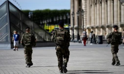 Des militaires en patrouille le 10 septembre 2016 devant le Louvre à Paris