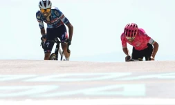 Valentin Paret-Peintre (G) au sprint avec Ben Healy lors de l'arrivée de la 16e étape du Tour de France, au Mont Ventoux, le 22 juillet 2025