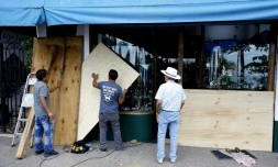 Des commerçants barricadent la devanture de leurs magasins en prévision de l'arrivée de l'ouragan Lidia, le 10 octobre 2023 à Puerto Vallarta, au Mexique