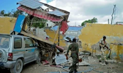Des forces de sécurité somaliennes sur les lieux d'un attentat à la voiture piégée à Mogadiscio, le 9 mai 2016