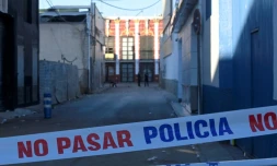 La police bloque l'accĂšs d'une rue Ă Murcie, en Espagne, le 2 octobre 2023, aprĂšs un incendie ayant fait au moins treize morts dans une discothĂšque