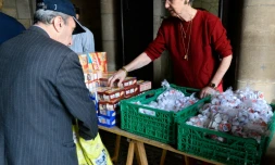 Des bénévoles de l'association "Août Secours Alimentaire" distribuent des vivres, le 9 août 2016 à Paris